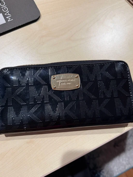 Michael Kors Black Patent MK Logo Zip-Around Wallet with Gold Plaque - Picture 2 of 5